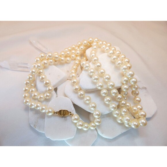 Monet Knotted Strand of Pearls Cream 54" Signed Excellent - Picture 1 of 7